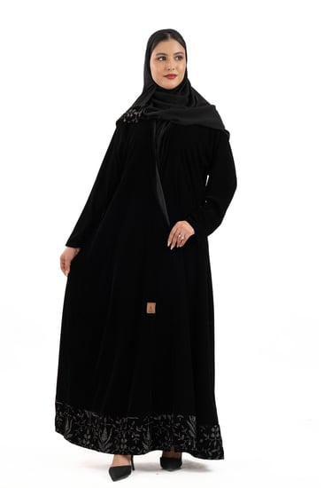 عباية لجين بتدخيلات تطريز لماع اسفل العباية