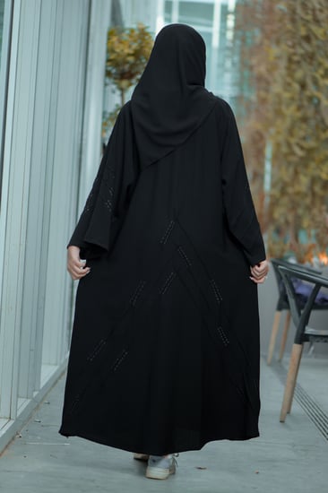 عباية اسود مطرزه بلون اسود ناعم