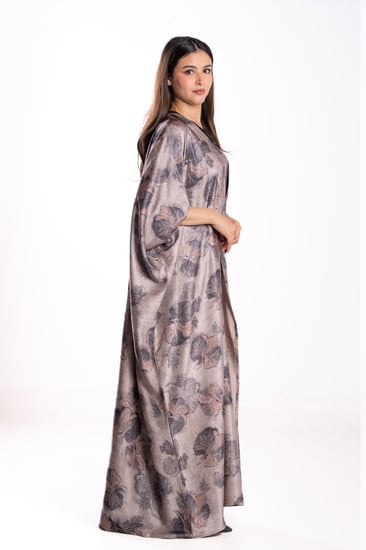 عباية غدير باللون البيج