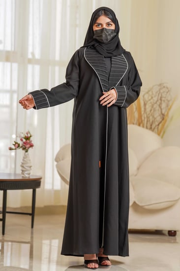 عباية سوداء بياقة واسعة مع بنسات على الياقة والكم