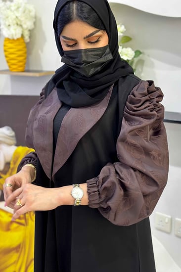 عباية زاهية كلاسيك مع تدخيلات قماش بني مطرز