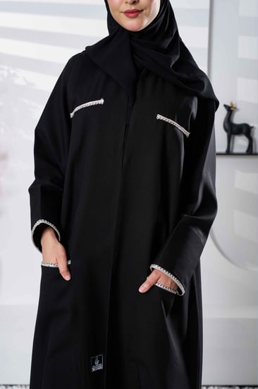 عباية رسمية بجيوب مزينة بخطوط شك الكرستال