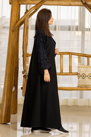 عباية كحلي واسود من عروض عبايات اليوم الوطني