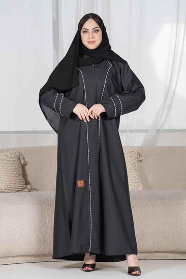 متجر عبايات يطرح عباية كلاسيك بياقة مع تحديد قيطان من الامام والكم