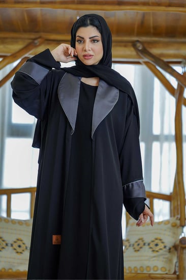 عباية كلاسيك بياقة ناعمة مع تدخيلات قماش حرير رصاصي