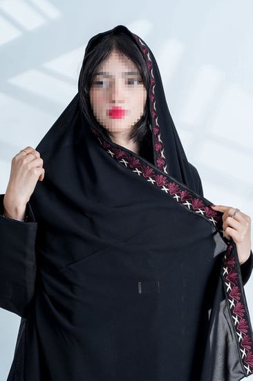 طرحة Z127 لون اسود بتطريز عنابي