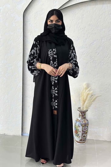 عباية سوداء أنيقة مع نقشات بالأبيض