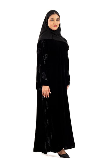 عباية سهى مخمل اسود بنقش ورد خفيف