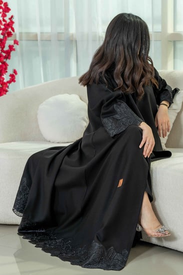 عبايات شتويةكلوش مناسبات  شك خرز كرستال ملونه ساترة دوامات جاكار عباية