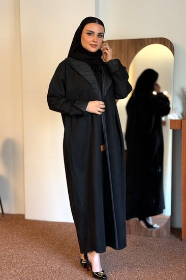 عباية نوره بليزر مع صدف في الخلف