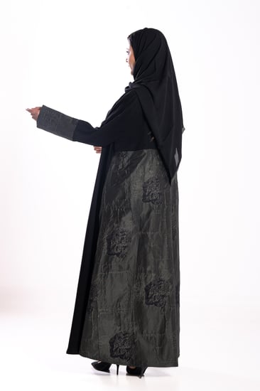 عباية شادن باللون الاسود