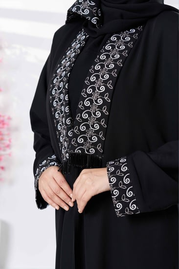 عباية سوداء فاخرة بتدخيلات تطريز وهدب كرستال