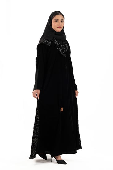 عباية وعد مخمل مطرز بخيوط زري لماع مع ترتر