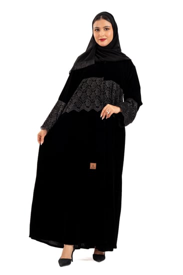 عباية حلا مخمل بدانتيل ع الصدر والكم