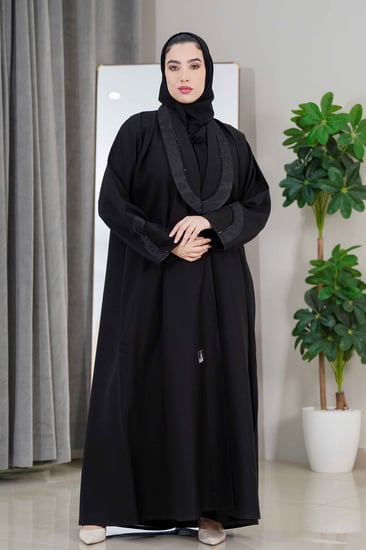 عباية سادة بتدخيلة قماش جاكار على الياقة واليد