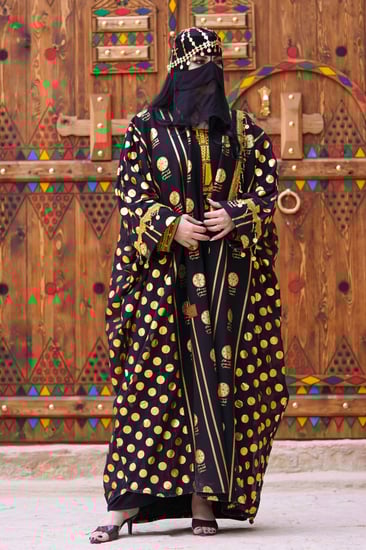 عباية يوم التأسيس مع تدخيلات قماش اسود  متزين بهوية يوم التأسيس