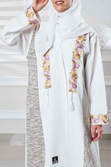 عباية بيضاء كلاسيكية بتدخيلات قماش حاكار وتتطريز