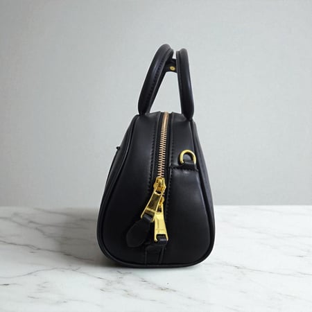 حقيبة ميو نصف دائري اسود