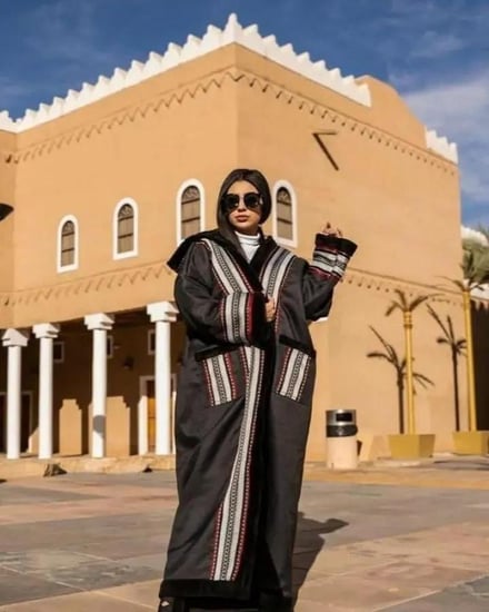 فروه نسائي مطرزه بالسدو الوان متعددة