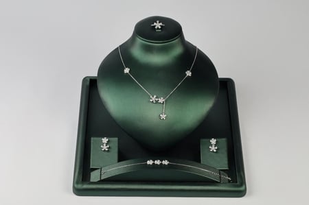 طقم فضه ٩٢٥ قلاده و سوار و خاتم واقراط