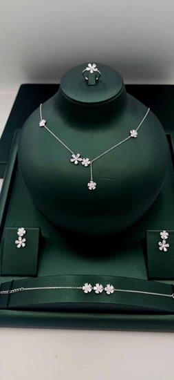 طقم فضه ٩٢٥ قلاده و سوار و خاتم واقراط