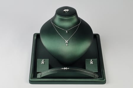 طقم فضه ٩٢٥ قلاده و سوار و خاتم واقراط