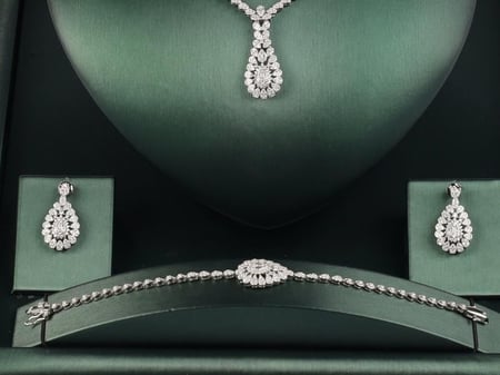 رواء طقم فضه ٩٢٥ قلاده و خاتم و سوار واقراط