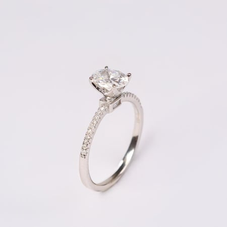 خاتم سولودير شبيه الالماس اسم المنتج سكنى مصنوع من الفضه عيار ٩٢٥