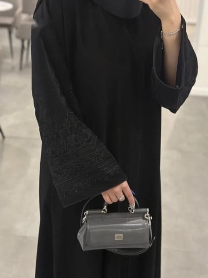 عبايات سوداء