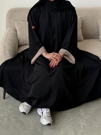 عبايات سوداء