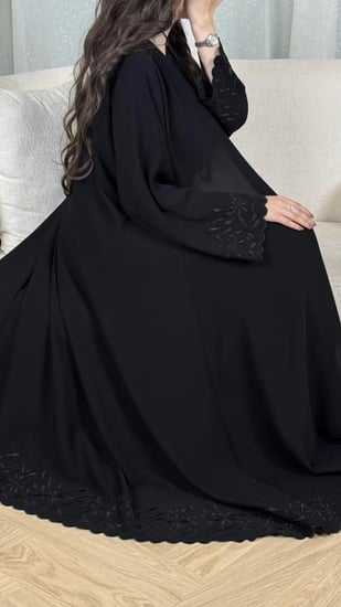 عبايات سوداء