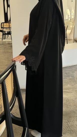 عبايات سوداء