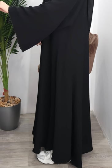 عبايات سوداء