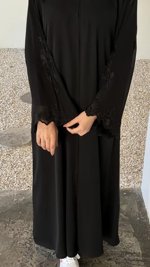 عبايات سوداء