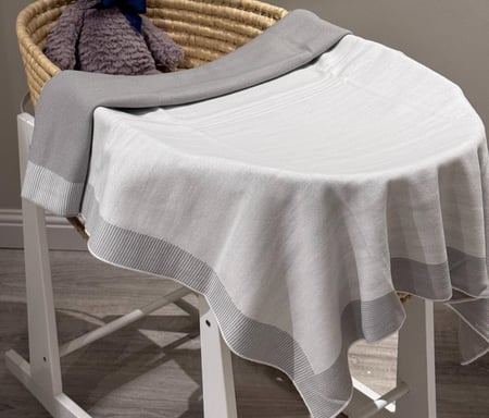 بطانية مطرزة بالإسم - Name-embroidered blanket