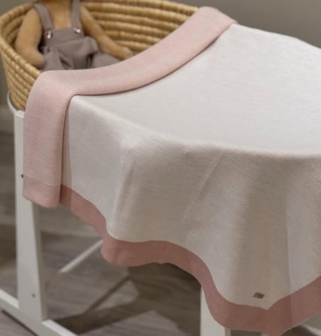 بطانية مطرزة بالإسم