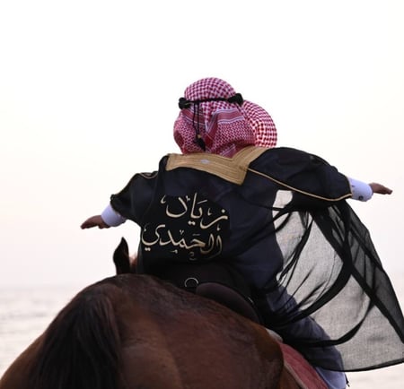 بشت أسود تطريز