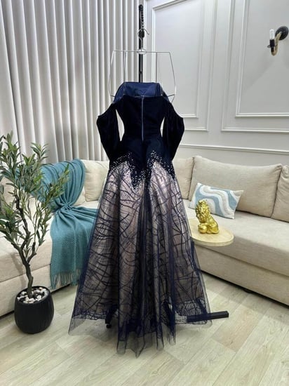 فستان مخمل وتل