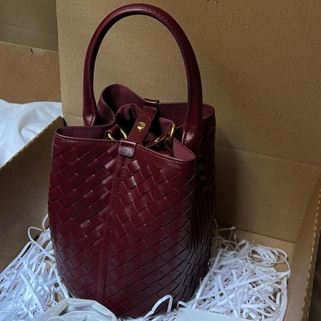 شنطة كروس لون بورجندي