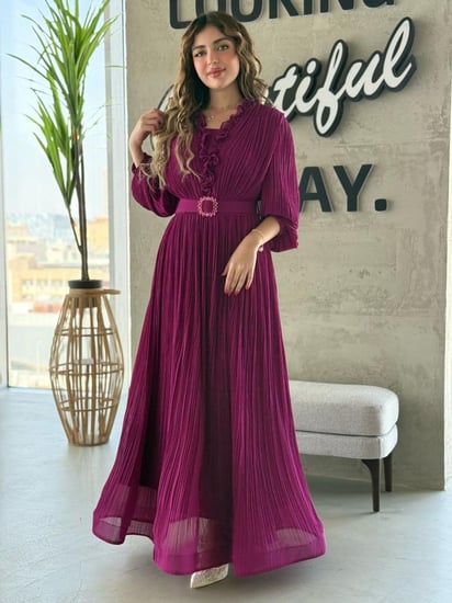 فستان بستايل ملكي بقصة مكسرة وحزام أنيق يبرز الخصر