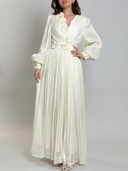 فستان طويل بتصميم أنثوي راقٍ