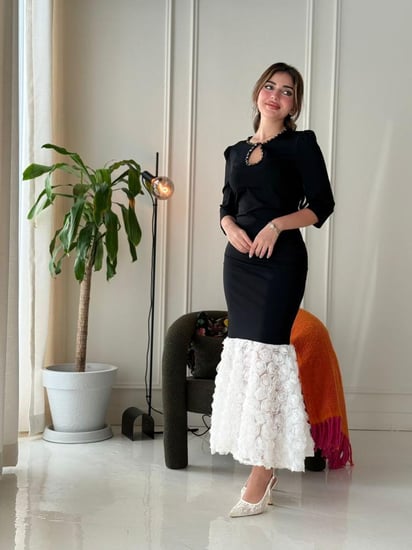 فستان سهرة ناعم ويتميز بخامة الباربي سترتش مع ورود مميزة من الاسفل