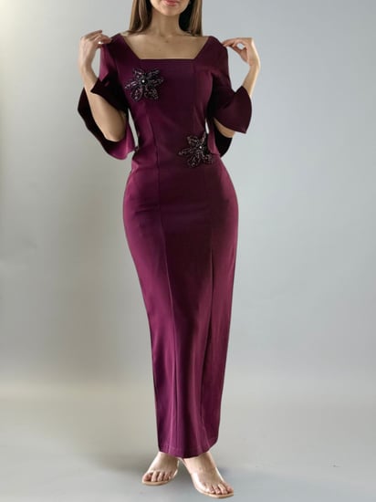 فستان بتطريزات لامعه