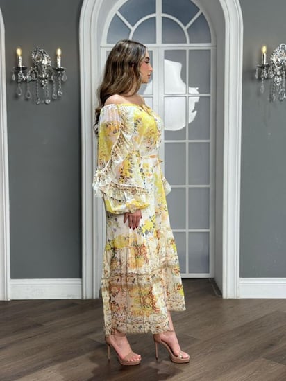 فستان بأكتاف مكشوفة وتصميم بطابع بوهيمي