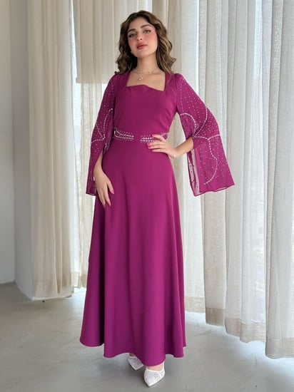 فستان بتصميم أنيق وانسيابي بلون فيروزي هادئ