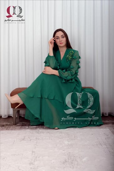 فستان انيق ويتميز ب الاكمام الطويلة والاكسسوارات  على الصدر