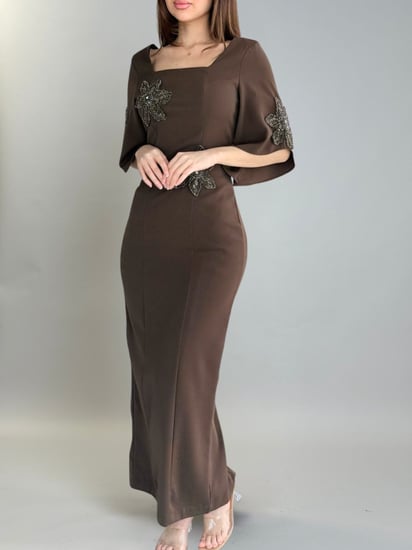 فستان بتطريزات لامعه