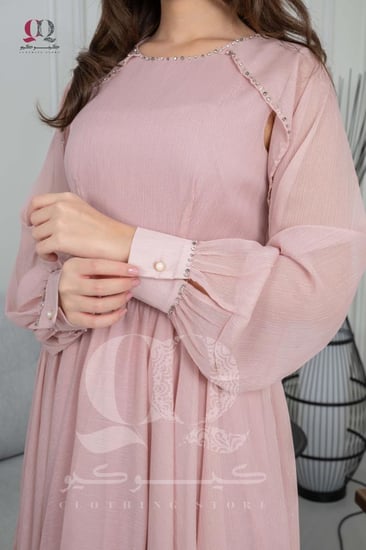 فستان بأكمام شفافة وتفاصيل خفيفة تعطيه إحساس ملكي