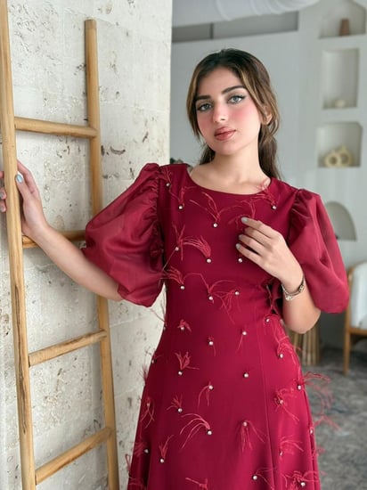 فستان متوسط الطول أنثوي، مزخرف بتطريزات ناعمة