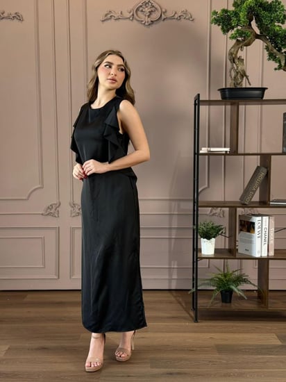 فستان بتصميم انسيابي بدون أكمام، مزين بكشكش جانبي